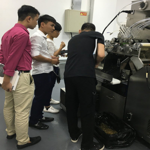 Pelanggan dari Vietnam memeriksa mesin encapsulataion penuh automatik